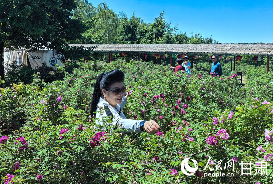 游客拍照打卡。人民網 席娟娟攝