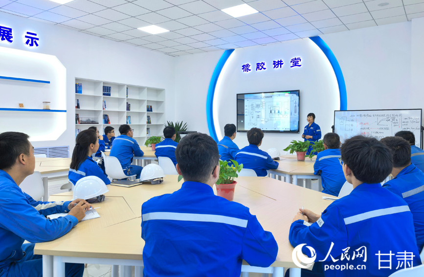 6月6日，中國石油蘭州石化公司內，年輕員工正在參加專業培訓。人民網記者 高翔攝