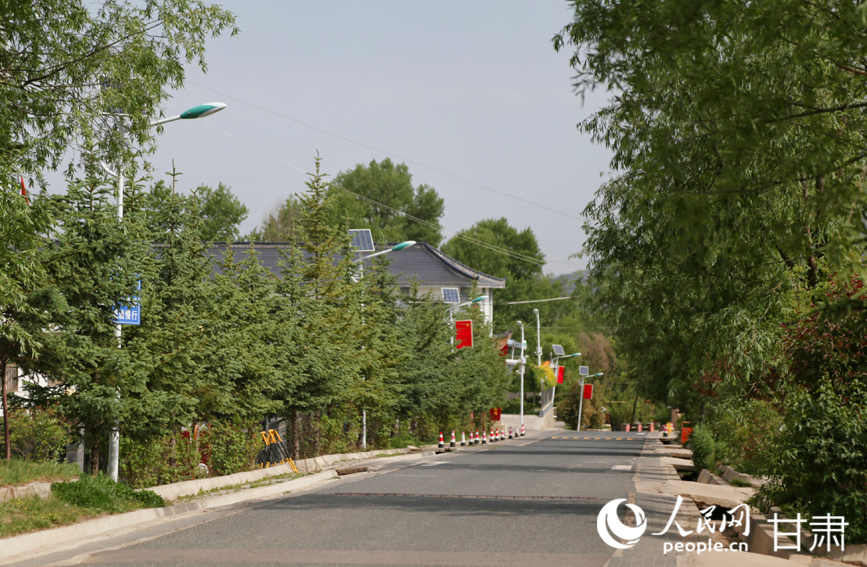 元古堆村此前的鄉間土路變成了如今的硬化路。人民網記者 高翔攝