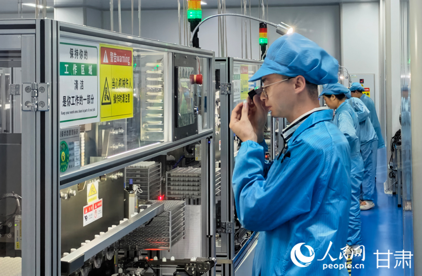 甘肅康視達科技集團生產車間內，技術人員正在核驗產品。人民網記者 高翔攝