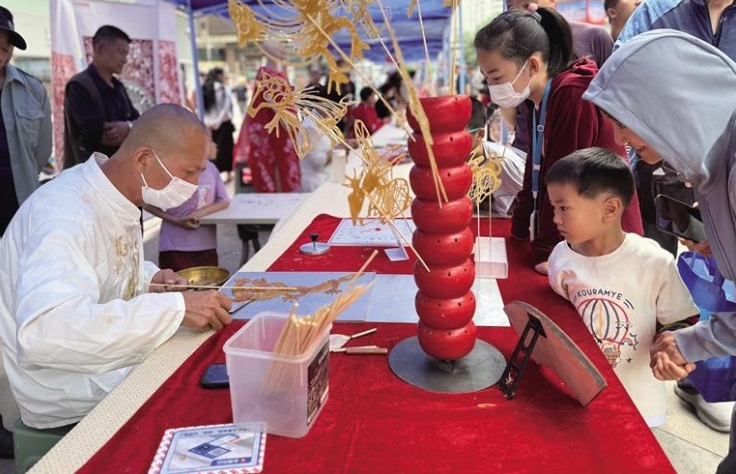 市民欣賞非遺糖畫