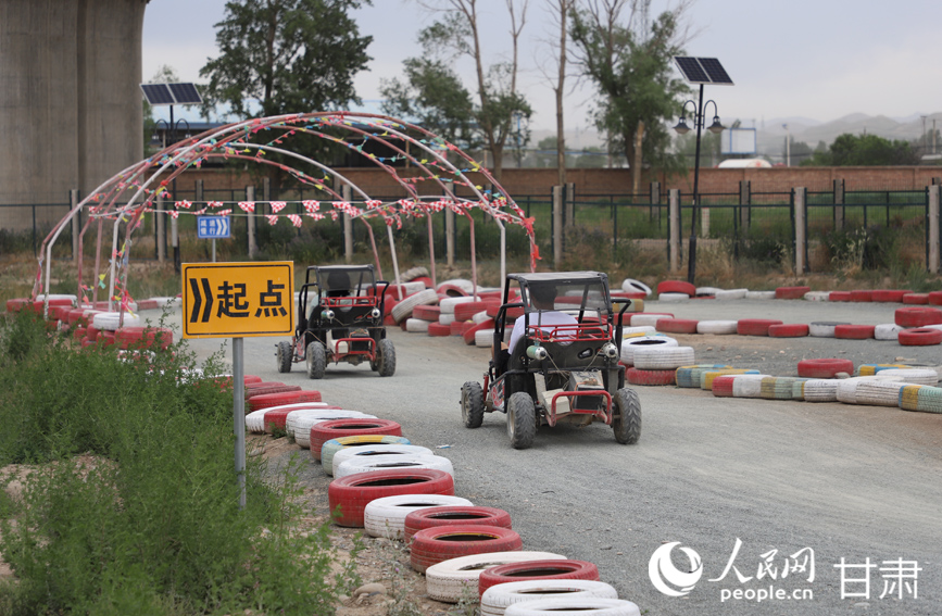 游客在美樂幸福農場體驗娛樂項目。人民網記者 焦隆攝