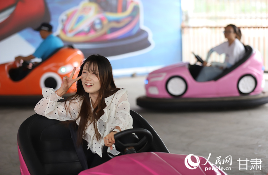 游客在美樂幸福農場體驗娛樂項目。人民網記者 焦隆攝