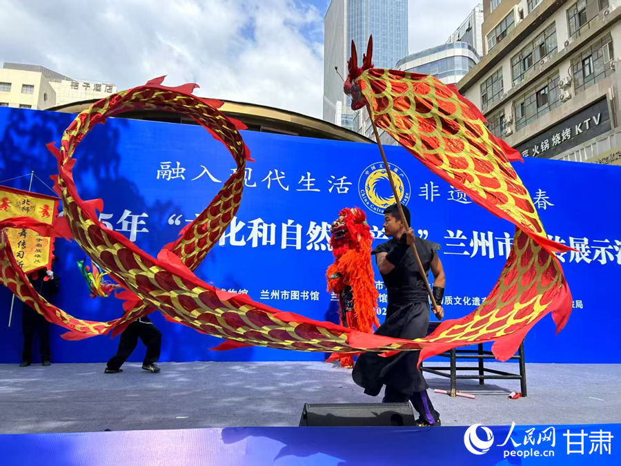 柴宗峰在2025年“文化和自然遺產日”蘭州市非遺宣傳展示活動中表演舞獅。人民網記者 焦隆攝