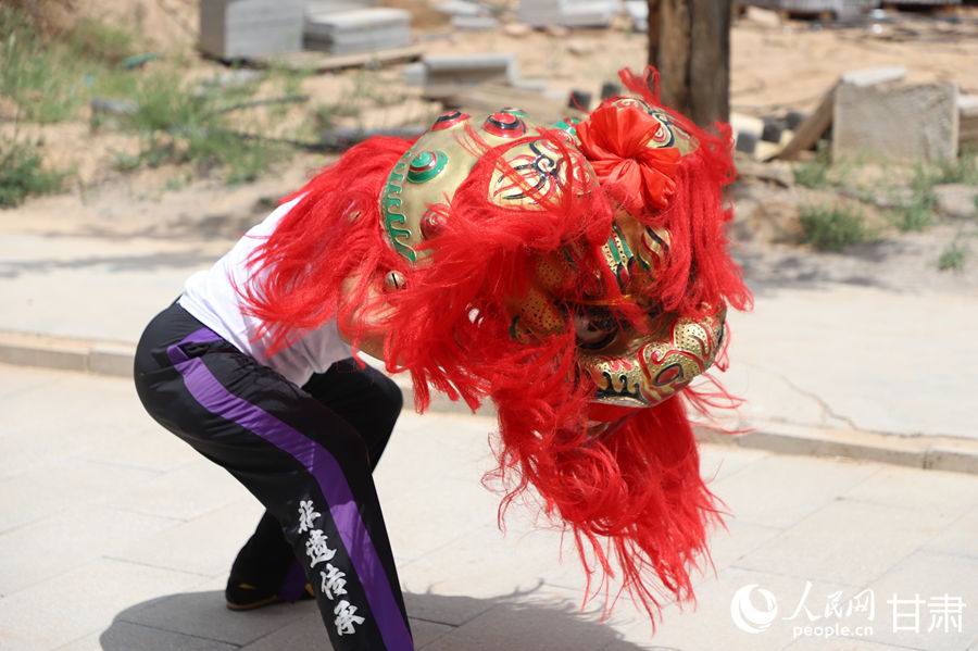 柴宗峰在桃林村展示蘭州北獅風采。人民網記者 焦隆攝