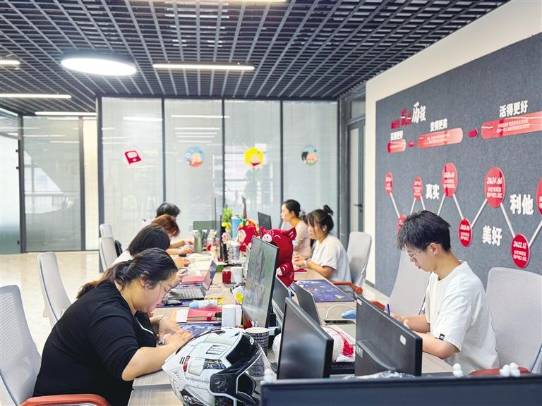 甘肅數字綜合電商基地內運營人員正在分析統計數據。