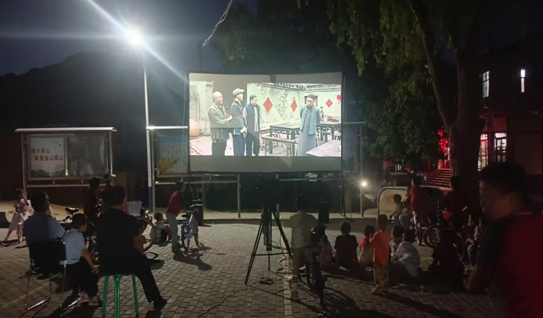 觀影現場。東鄉縣委宣傳部供圖