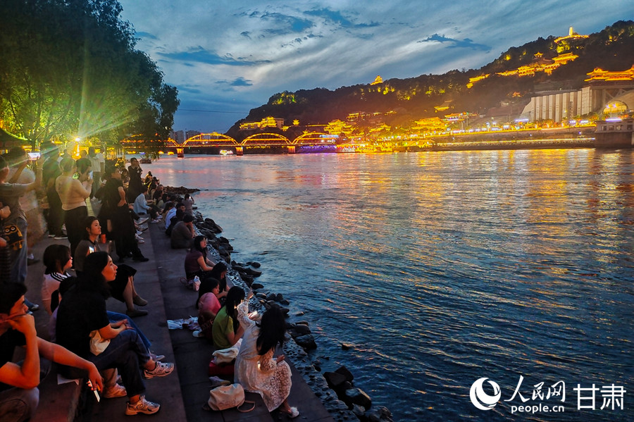 夏日傍晚，市民在黃河邊納涼。人民網記者 米媛攝