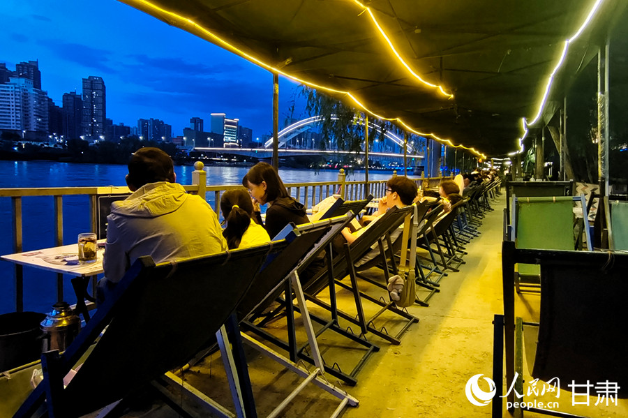 夏日傍晚，市民在黃河邊納涼。人民網記者 米媛攝