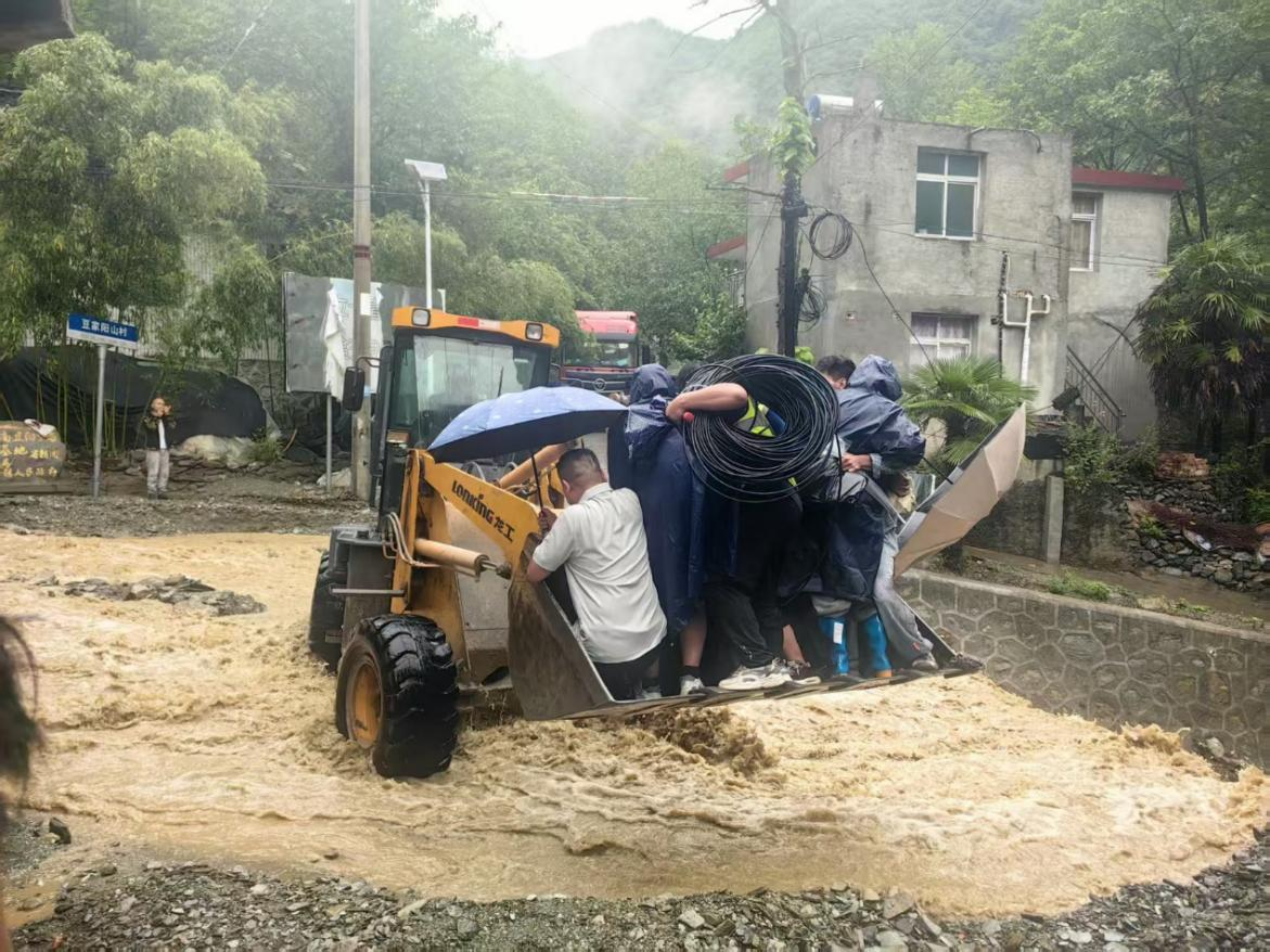 工作人員克服重重險阻前往受災區域。強挺攝