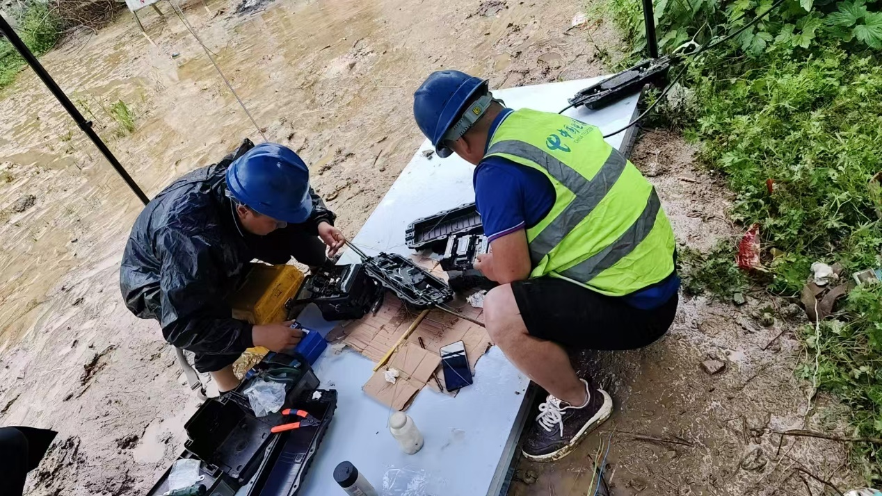 中國電信隴南分公司工作人員爭分奪秒排查故障。王康康攝