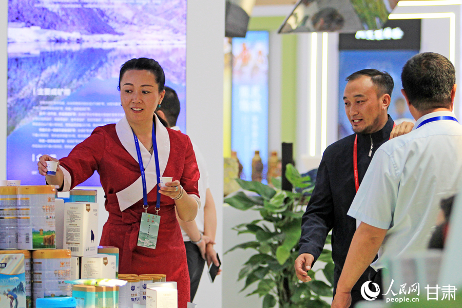 甘南館內工作人員向嘉賓介紹本土特色產品。人民網記者 米媛攝