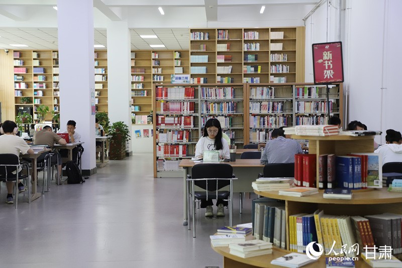 蘭州市圖書館維修改造后的自習室。人民網記者 邵蘭攝