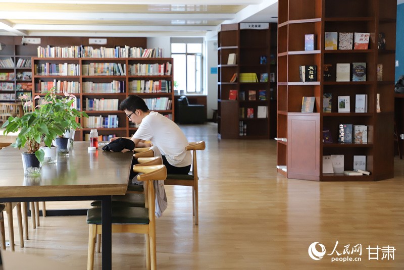 蘭州市圖書館中央廣場分館六樓人文閱覽室。人民網記者 邵蘭攝