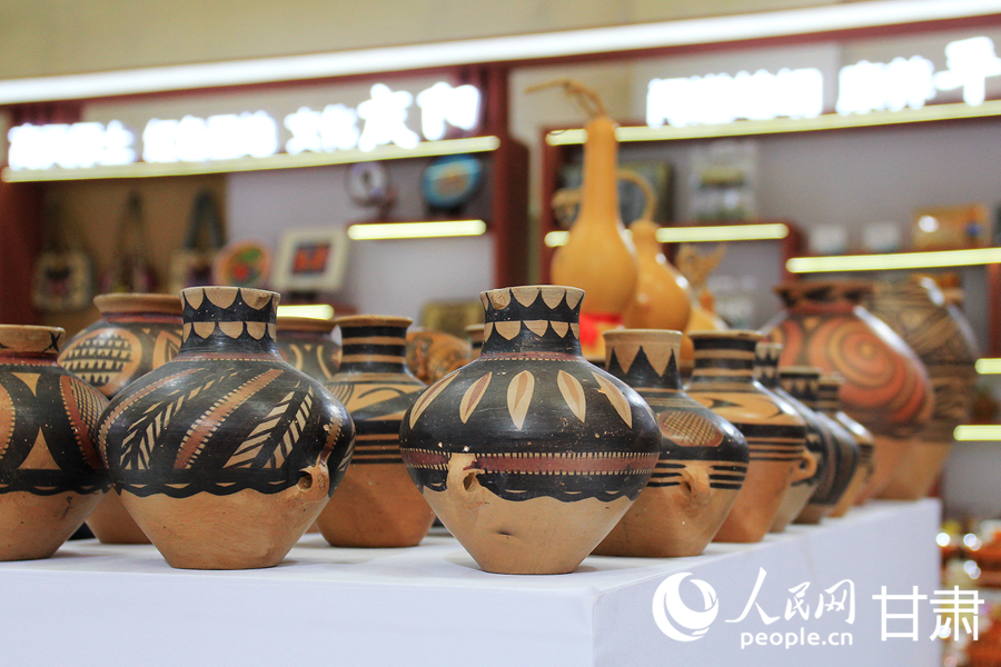 非遺文創館內的小陶罐。人民網記者 米媛攝