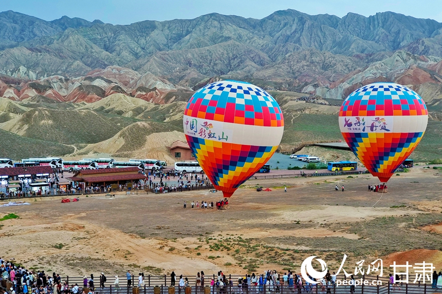 甘肅張掖：七彩丹霞暑期旅游持續升溫