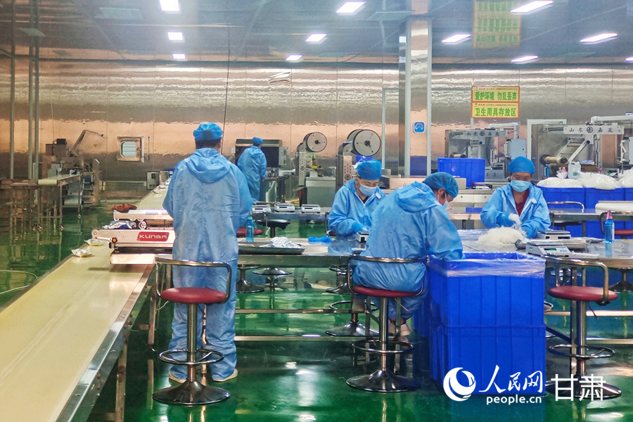 生產車間的工人正在包裝粉條。人民網記者 米媛攝