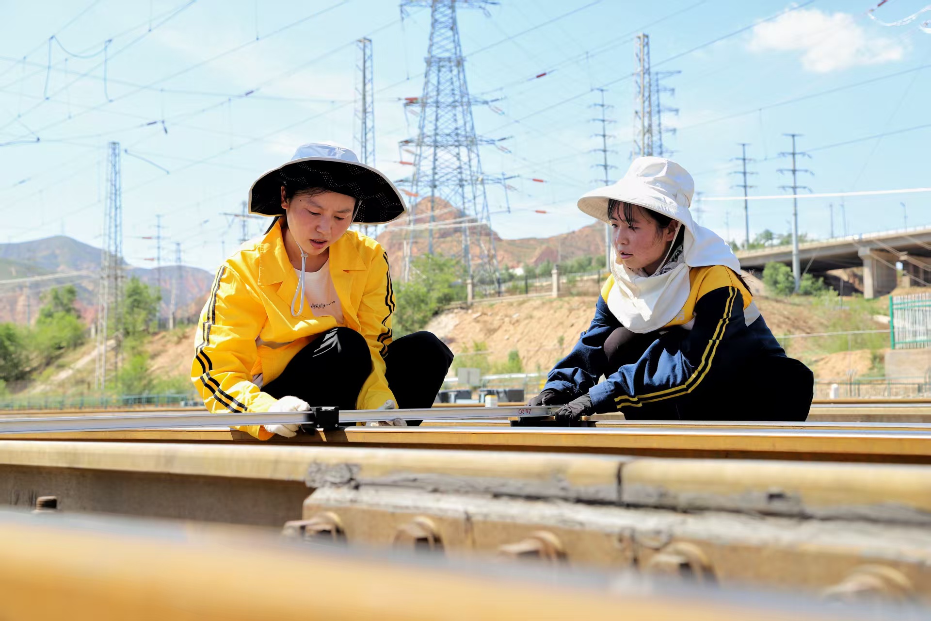鐵路線路工頂著烈日進行巡查。任祎攝