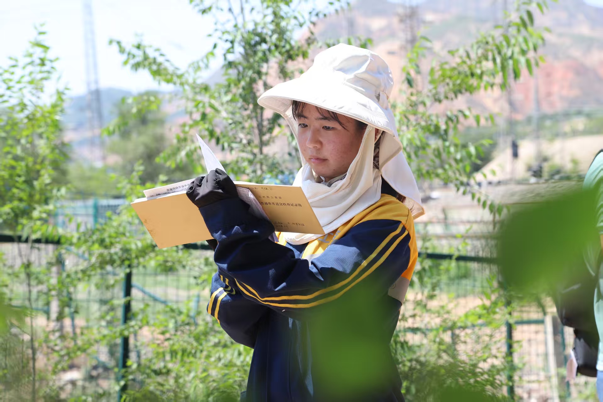 鐵路線路工頂著烈日進行巡查。王光輝攝