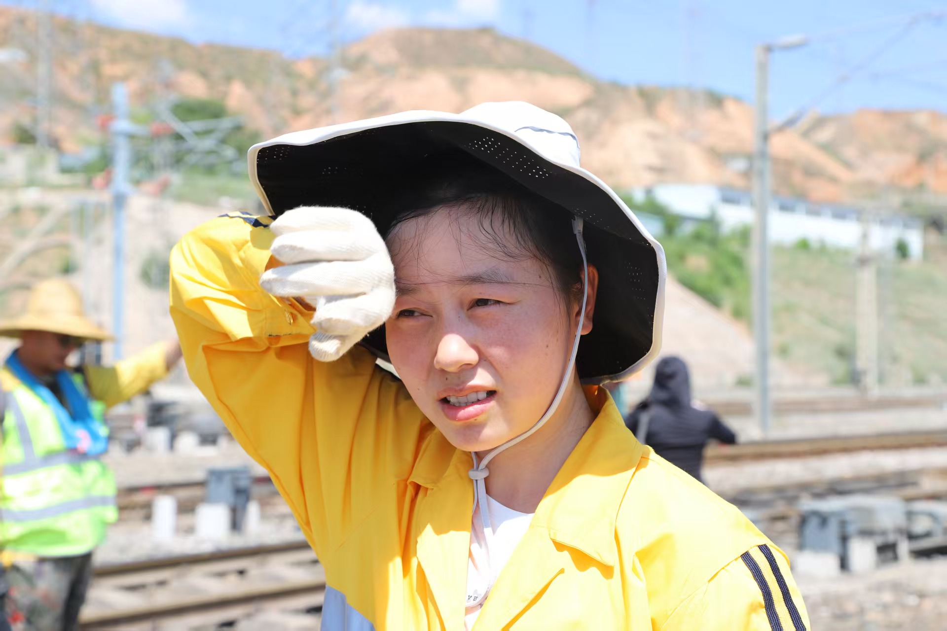 鐵路線路工頂著烈日巡查。任祎攝