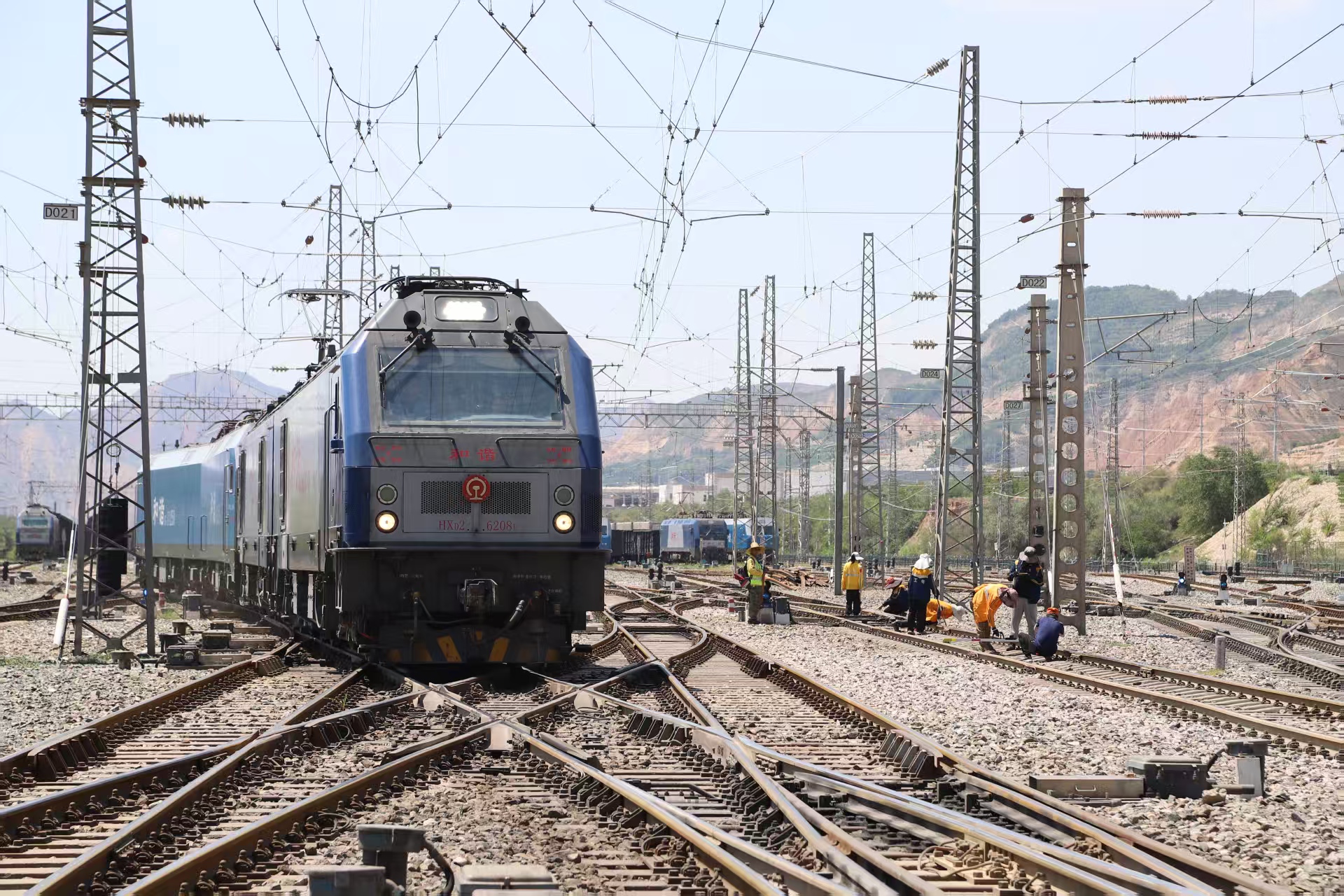 鐵路線路工徒步巡查。王光輝攝