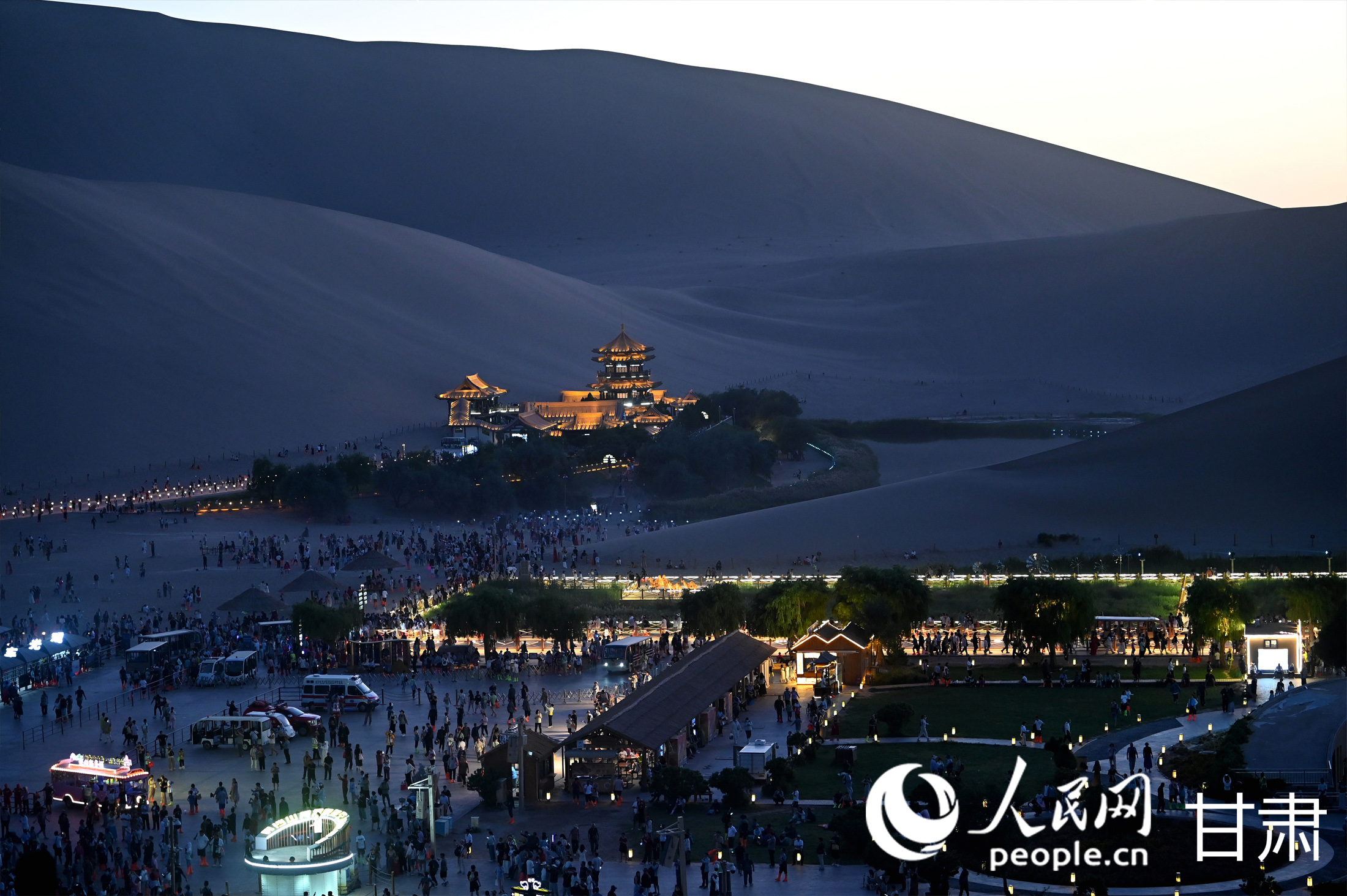 鳴沙山月牙泉景區夜景。人民網 席娟娟攝
