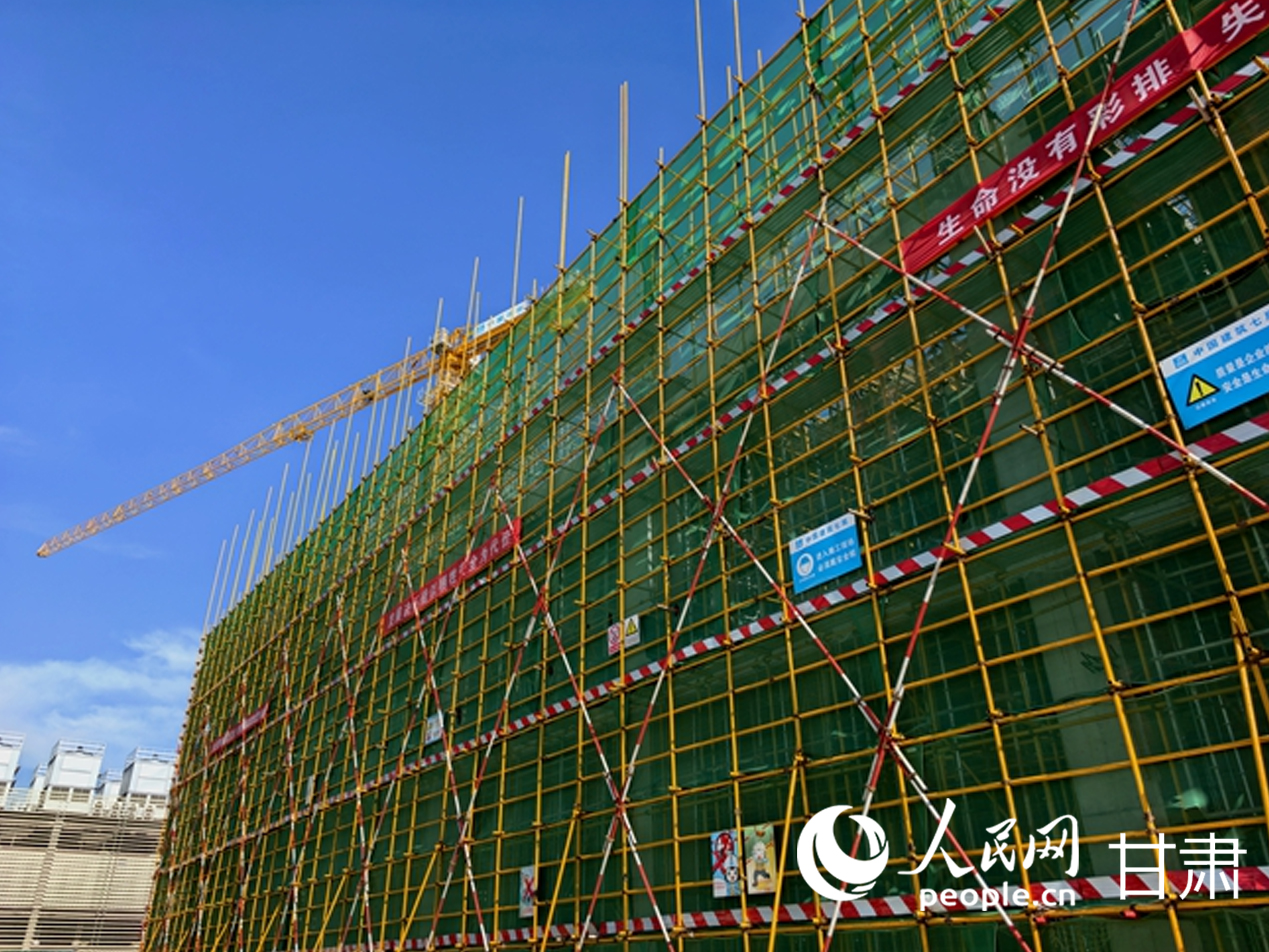 圖為今年4月28日中國移動（甘肅·慶陽）數據中心項目建設現場。人民網記者 高翔攝