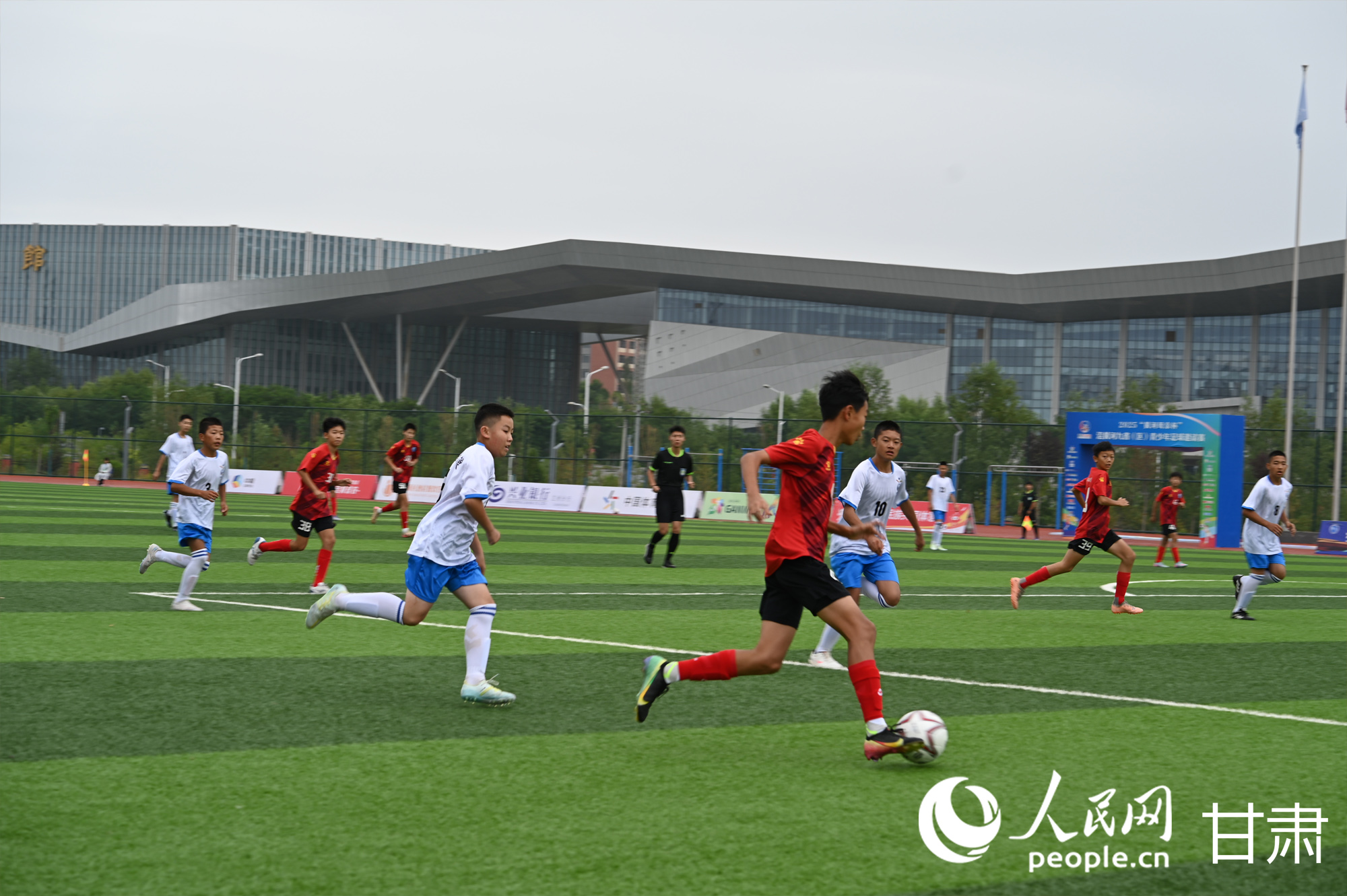 8月5日，甘肅省古浪縣代表隊與河南省實驗中學代表隊在比賽中拼搶。人民網 席娟娟攝