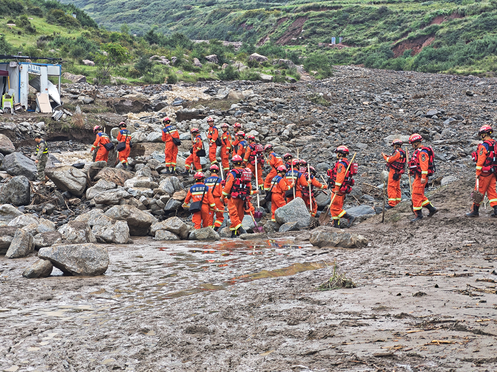 8月9日，甘肅省森林消防總隊在馬坡鄉舊莊溝村沿河道繼續搜尋被困人員。龍智祥 攝