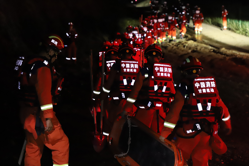 8月9日凌晨，甘肅省森林消防總隊在馬坡鄉舊莊溝村沿河道繼續搜尋被困人員。張巍權 攝
