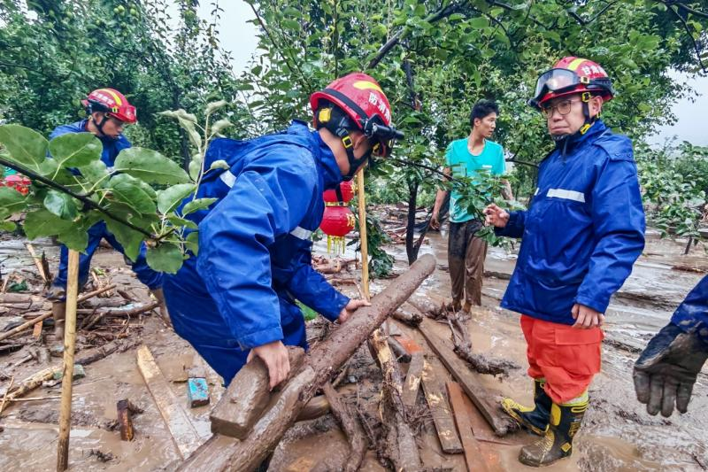 8月8日上午，救援力量到達榆中縣興隆山村后立即開展救援。甘肅消防供圖