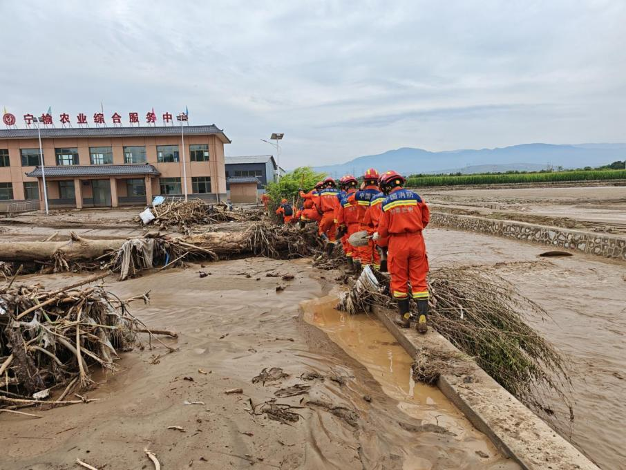 8月10日上午，消防救援人員在榆中縣小康營鄉龕谷河道搜救失聯人員。甘肅消防供圖