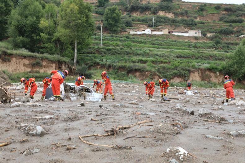 8月10日11時50分，消防救援人員持續在榆中縣草灘河溝受災區域開展拉網式搜救。搜尋過程中，救援人員發現一輛小型貨車，隨即對車輛掩埋區域展開全力排查。甘肅消防供圖