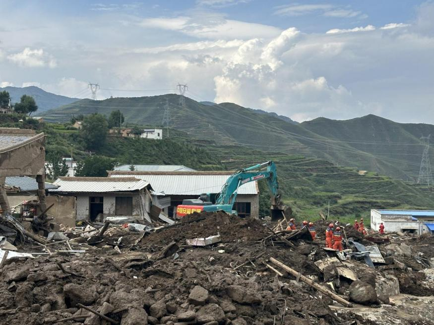8月10日15時45分，消防救援人員調用挖掘機等大型救援車輛，在蘭州市榆中縣舊莊溝村紅莊子社清理因山洪堵塞的河道。甘肅消防供圖