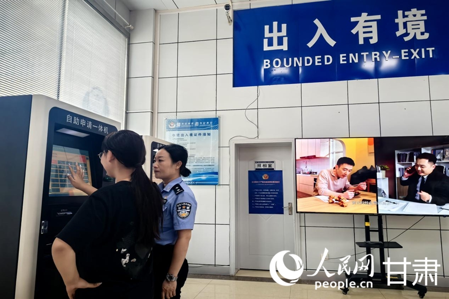 公安民警協助市民填寫辦理護照所需的個人信息。人民網記者 周婉婷攝