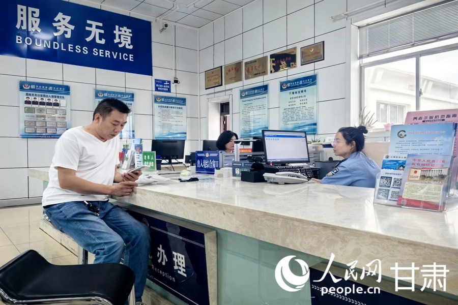 前來辦理業務的群眾核對填報的個人信息。人民網記者 周婉婷攝