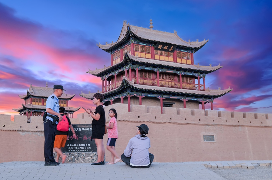 公安民警為游客提供幫助。朱登敬攝