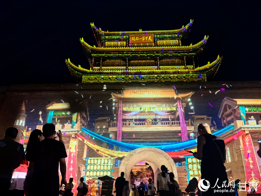 光影交織中的嘉峪關關城。人民網記者 周婉婷攝