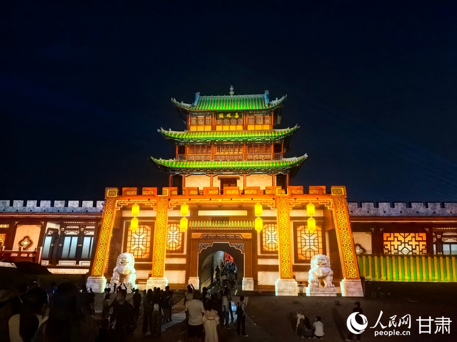 光影交織中的嘉峪關關城。人民網記者 周婉婷攝