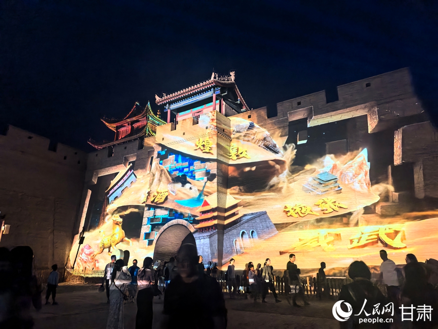 光影交織中的嘉峪關關城。人民網記者 周婉婷攝