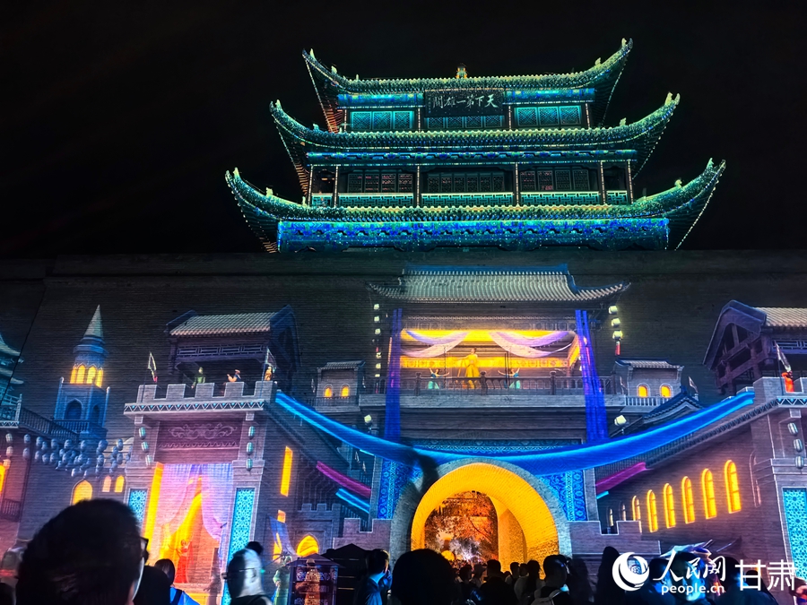 光影交織中的嘉峪關關城。人民網記者 周婉婷攝