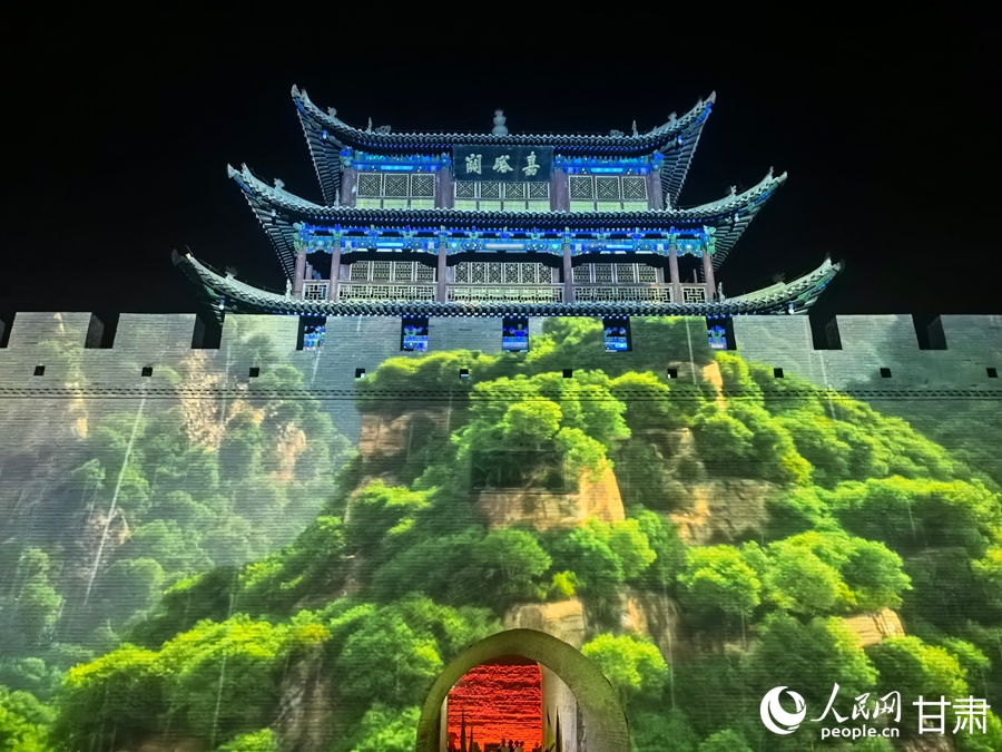 光影交織中的嘉峪關關城。人民網記者 周婉婷攝