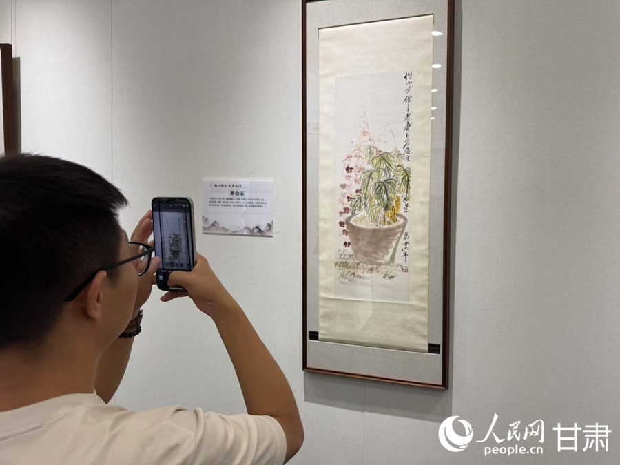 市民在通渭縣翰墨文化中心欣賞書畫作品。人民網記者 焦隆攝