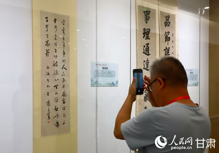 市民在通渭縣翰墨文化中心欣賞書畫作品。人民網記者 焦隆攝