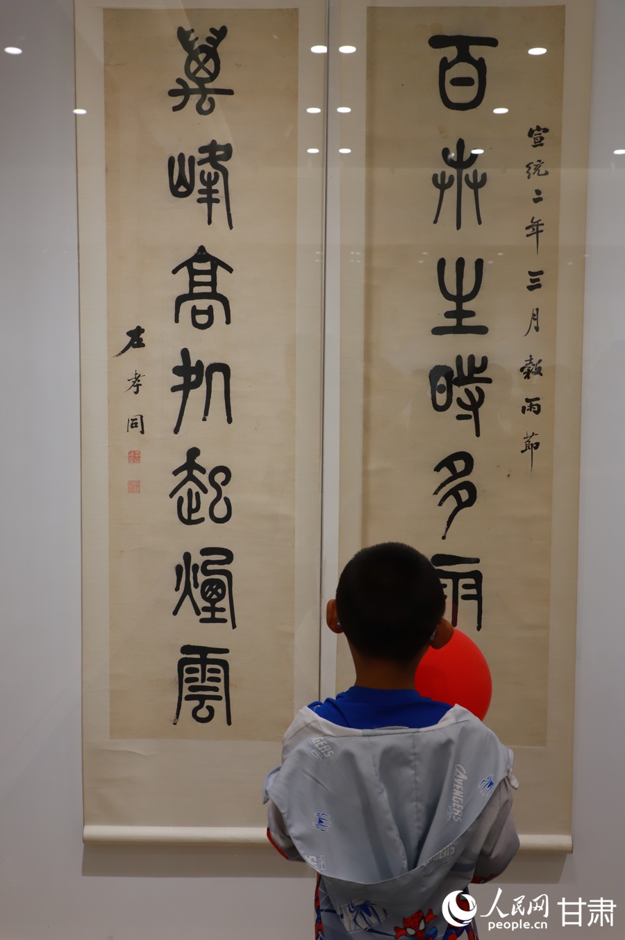 市民在通渭縣翰墨文化中心欣賞書畫作品。人民網記者 焦隆攝