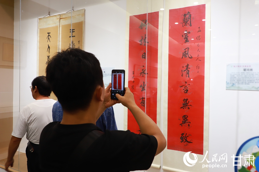市民在通渭縣翰墨文化中心欣賞書畫作品。人民網記者 焦隆攝