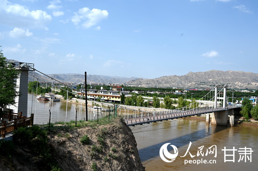 什川吊橋橫跨黃河兩岸。人民網 席娟娟攝