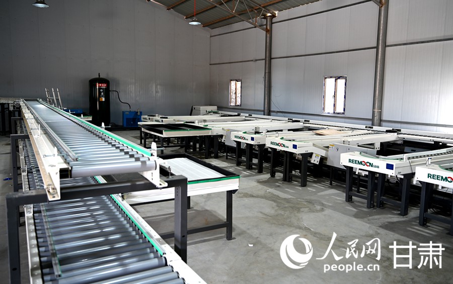 甘肅豐苗瓜菜精深加工產業園基地車間。人民網 席娟娟攝