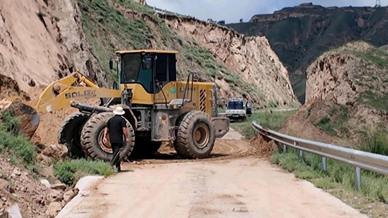 董唐路部分路段搶修中。馬利軍攝