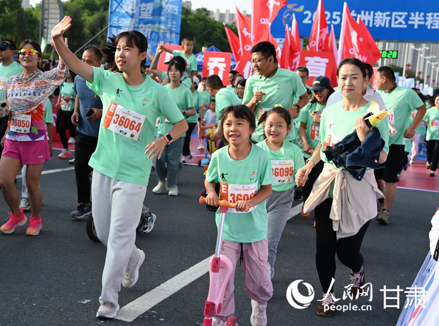 希望新城·跑贏未來 2025蘭州新區半程馬拉松鳴槍開賽【5】